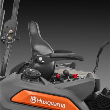 Nulinio apsisukimo traktorius Husqvarna Z560X - Ergonomiška sėdynė